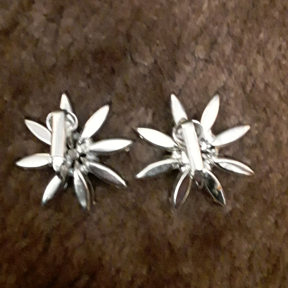Vintage clip on rhinestone white & metal earrings - Picture 2 of 3